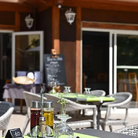 Arena Le Refuge فندق كورتي